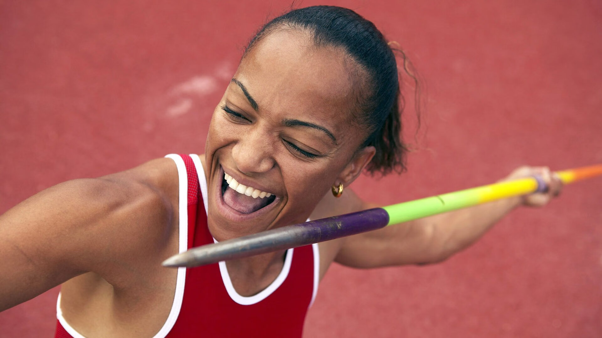 当F1引擎在巴林轰鸣,活塞已在华盛顿悄然轻取,体育世界的速度辩证法