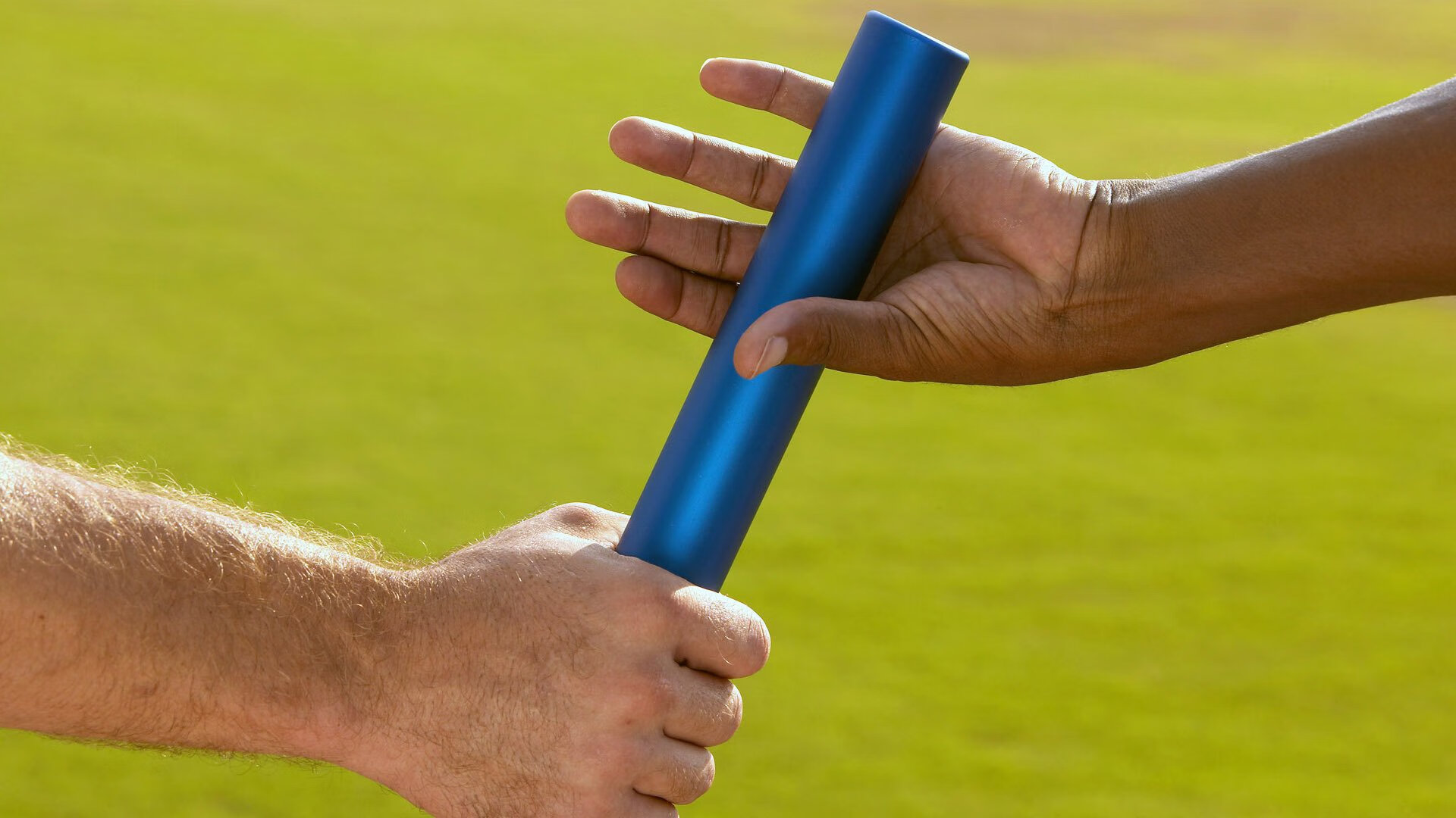 赛道与球场的双重奏鸣,上海队绝杀掘金背后的争冠启示