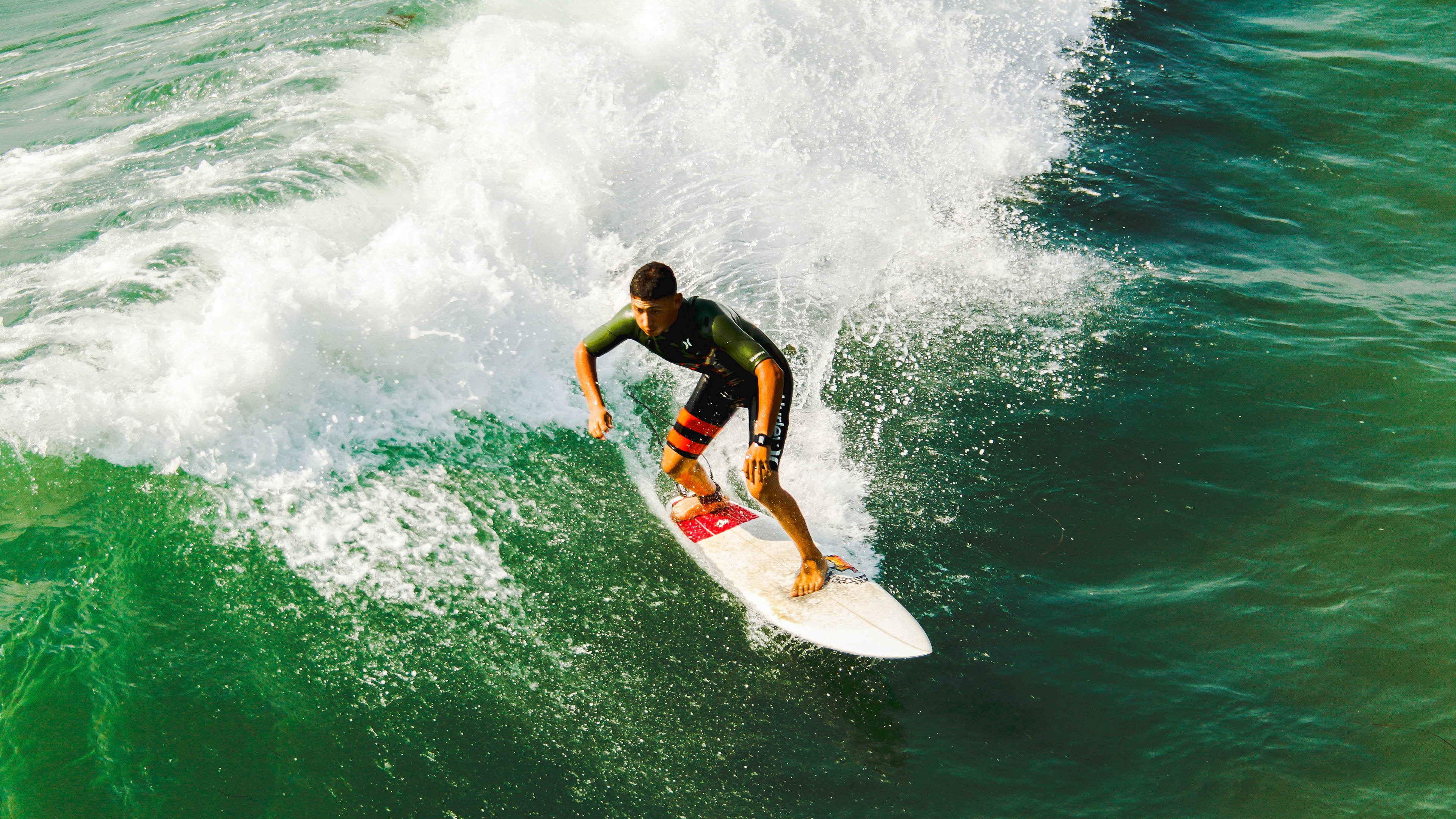 开云官网-德布劳内化身赛道指挥官，当足球大脑在F1揭幕战上演瑞士粉碎几内亚式统治