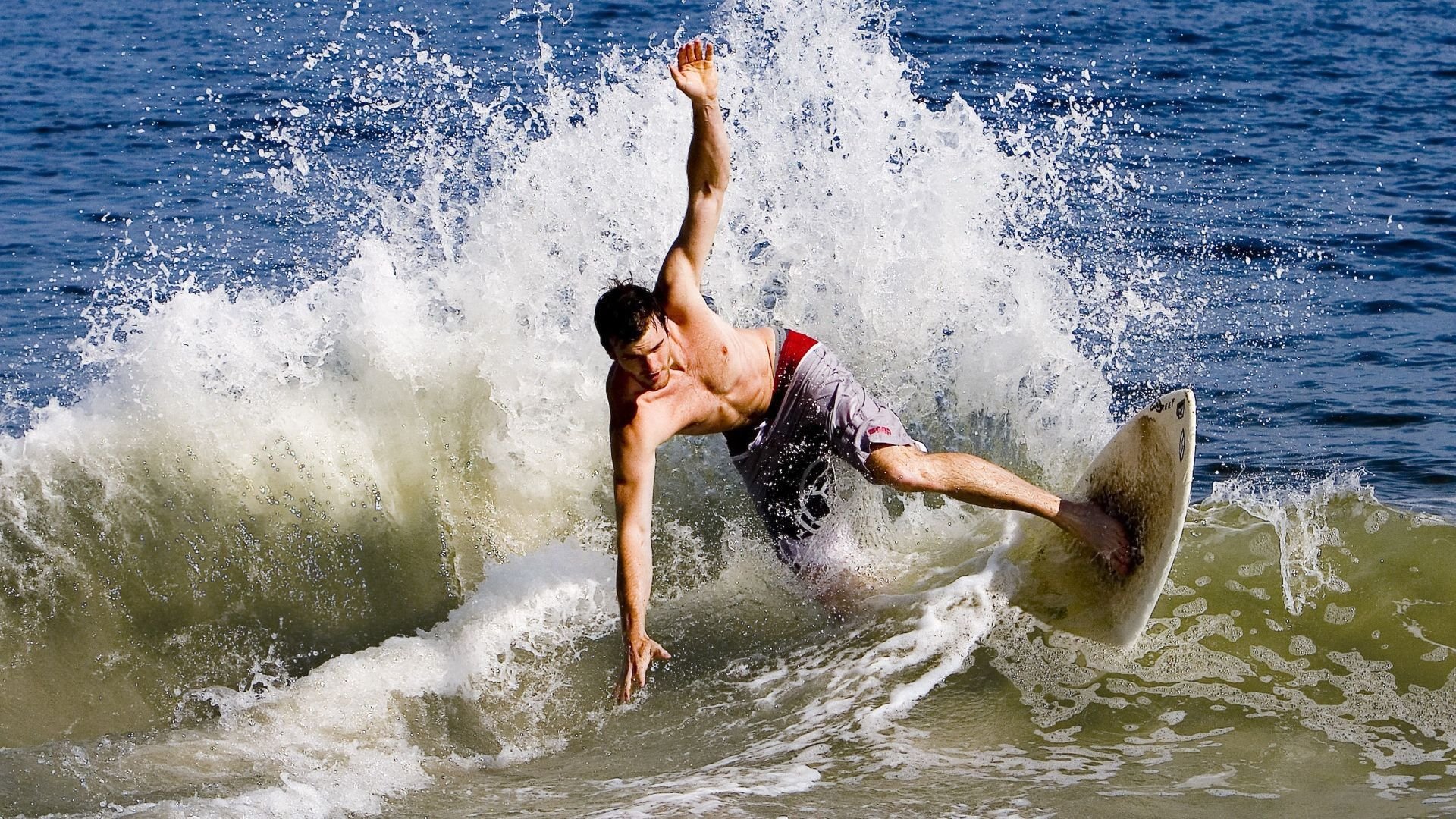 F1街道赛之夜,基米希用实力证明自己,从引擎轰鸣到命运交响