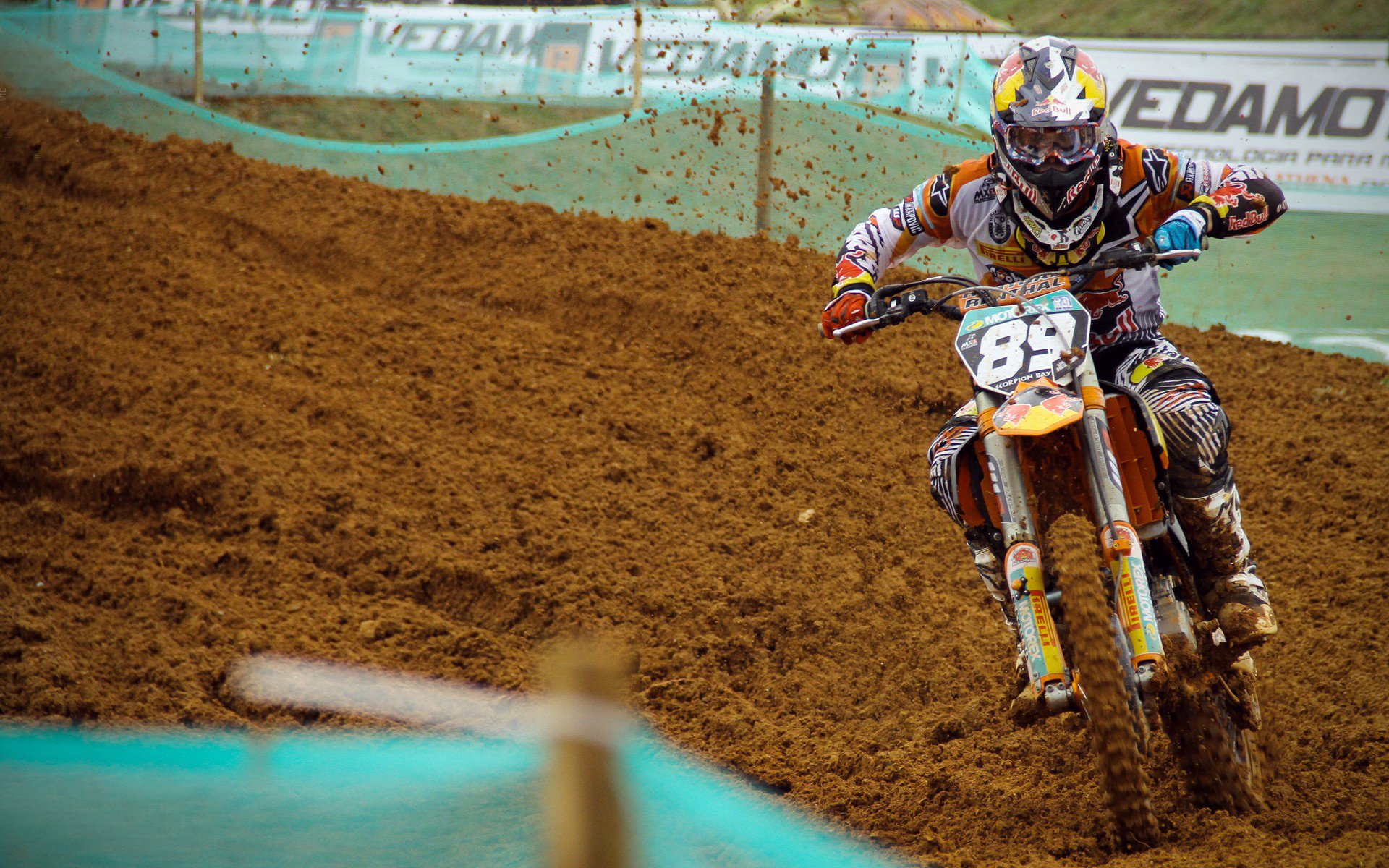 巴萨关键战突围乌克兰，阿什拉夫在欧冠淘汰赛接管比赛